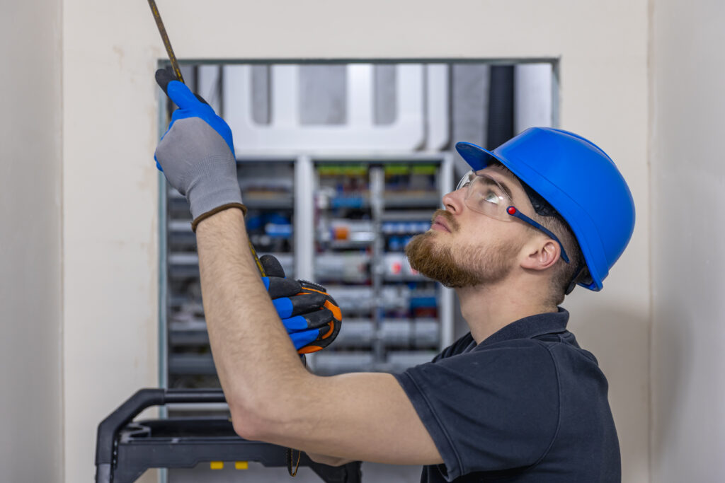 Électricien certifié IRVE installant une borne de recharge